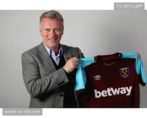 镜头捕捉到伯恩茅斯教练席频繁使用平板电脑调取实时攻防数据